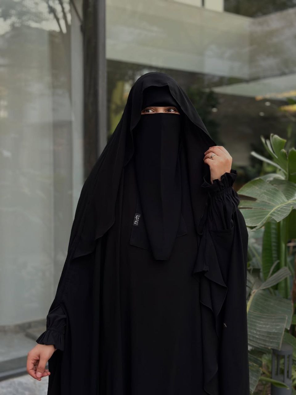 طقم العفة (عباية +وشاح الغشوة + نقاب + قفازات)